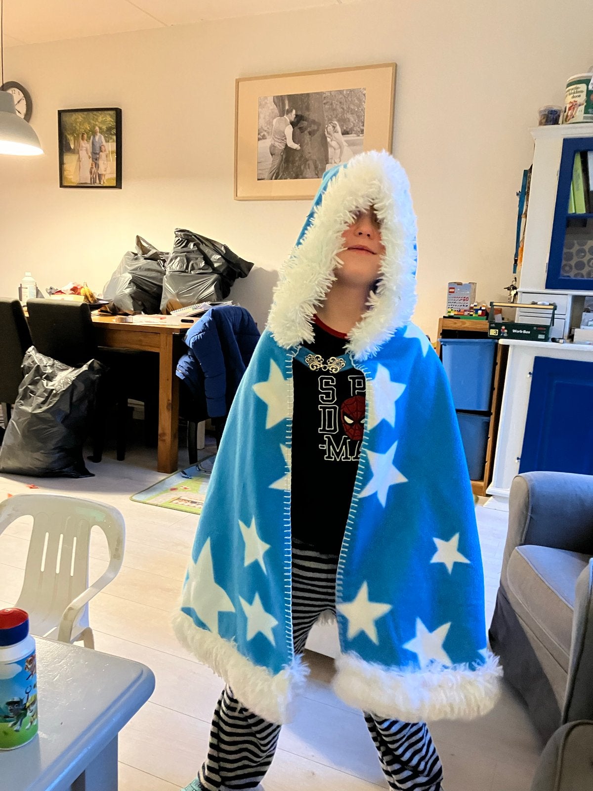 Blauwe cape met sterren en witte pluizige rand, Ophalen of Verzenden, Gebruikt, 122 t/m 128, Jongen of Meisje