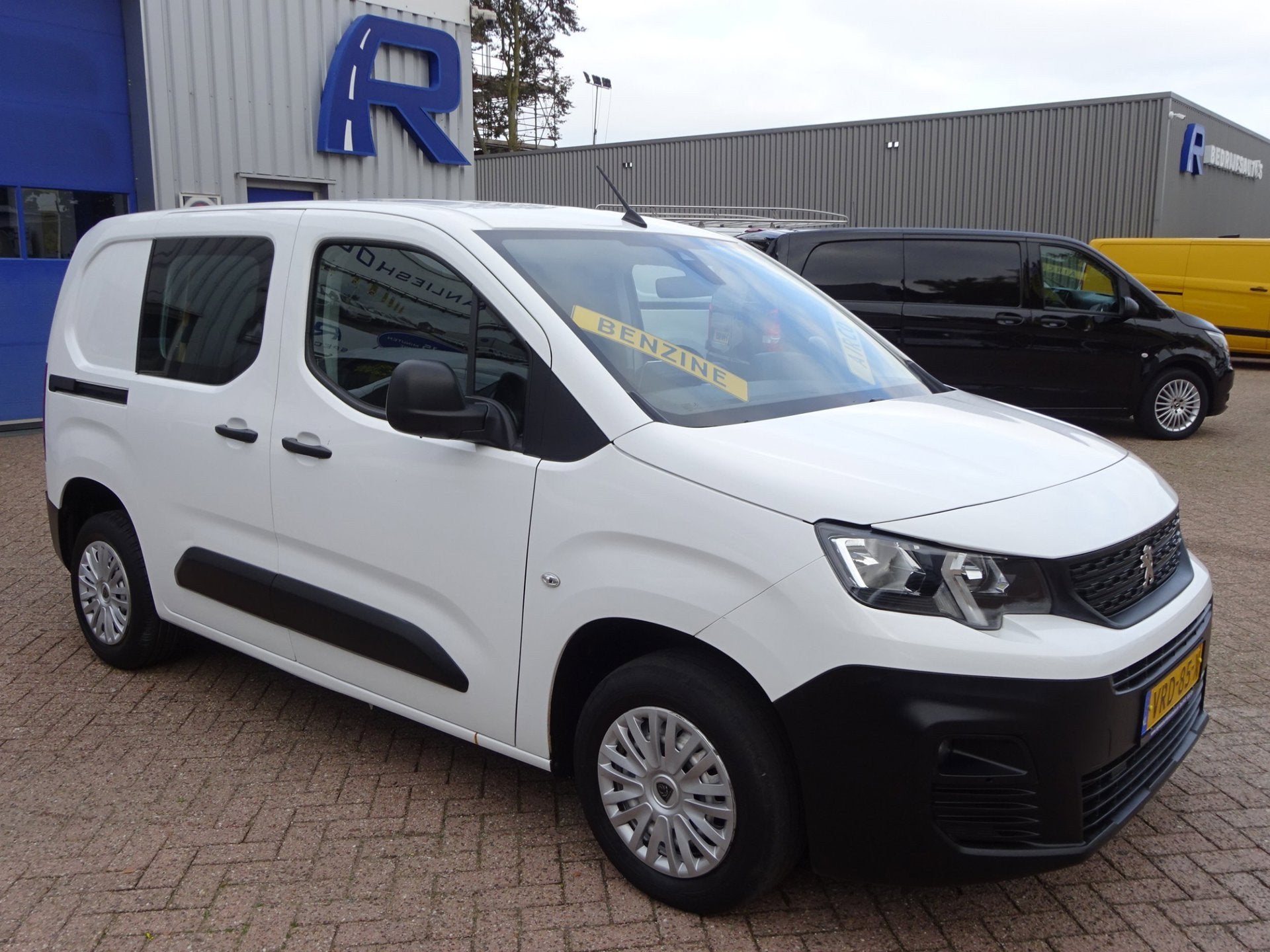 Peugeot Partner 1.2 PureTech Pro BENZINE AIRCO NAVI CRUISE C, Auto's, Voorwielaandrijving, Dealer onderhouden, Gebruikt, 1199 cc