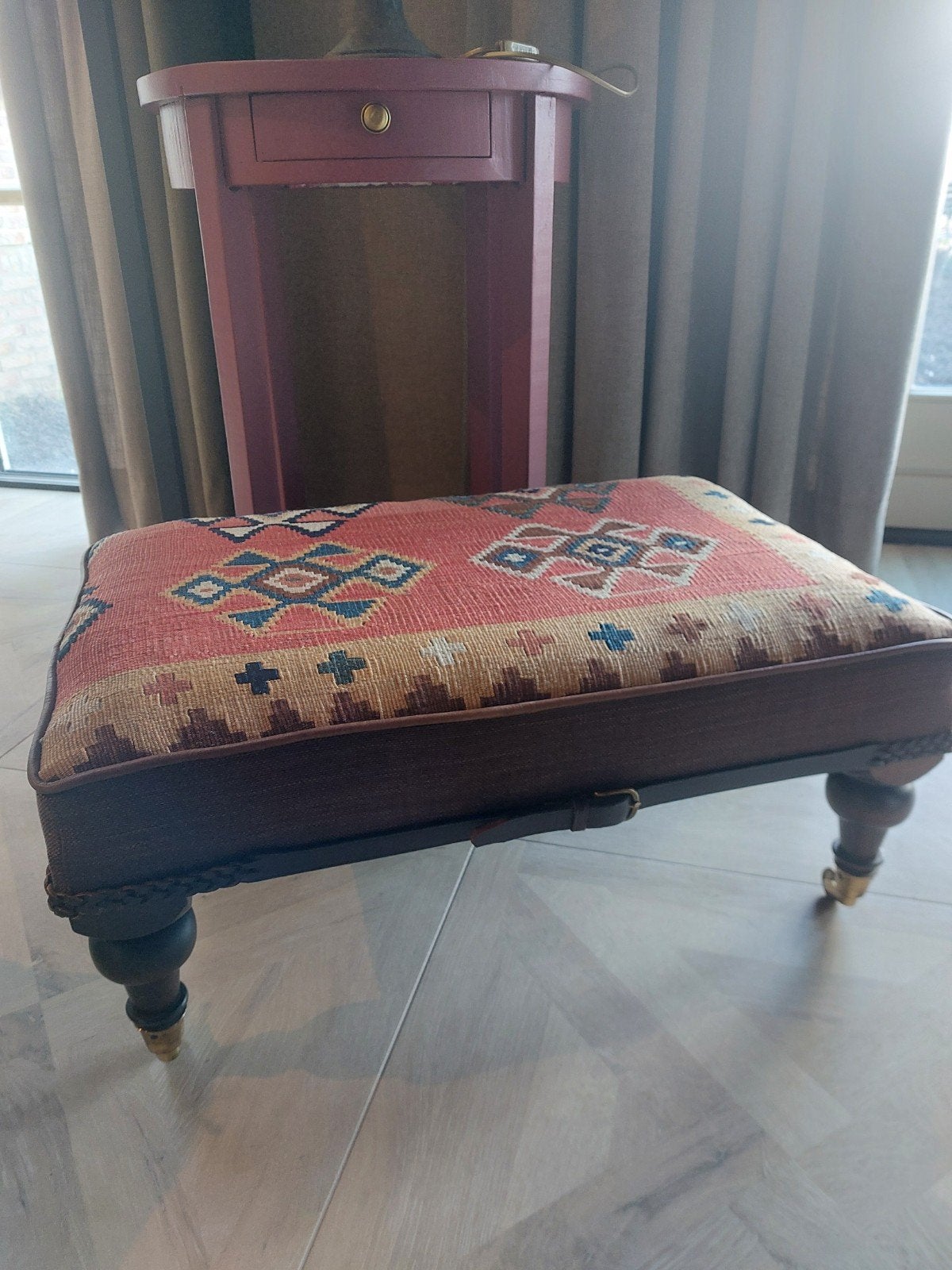 Compacte Kelim Hocker met Lederen Riem en Messing Wieltjes, Ophalen, Gebruikt, Overige kleuren, Hout