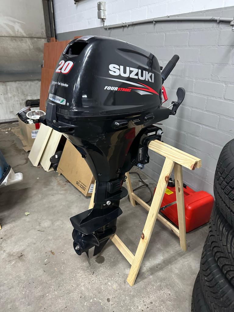 Suzuki 20 PK Buitenboordmotor FourStroke + bootje, Ophalen, 10 tot 30 pk, Viertaktmotor, Zo goed als nieuw