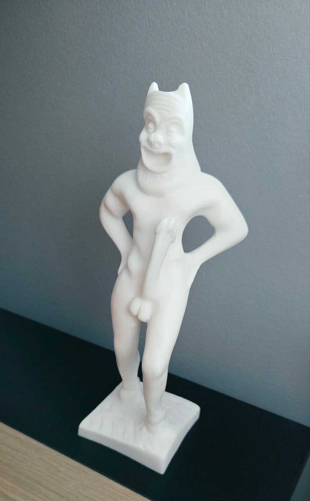 Wit beeldje van een sater uit de Griekse mythologie, Antiek en Kunst, Ophalen of Verzenden, 20 - 50 cm, Beeld, Man