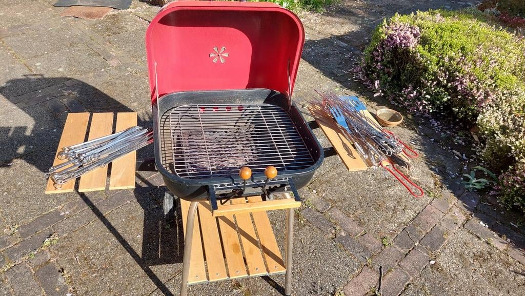 Compacte BBQ met verstelbaar rooster en accessoires, Ophalen, Gebruikt, Onbekend