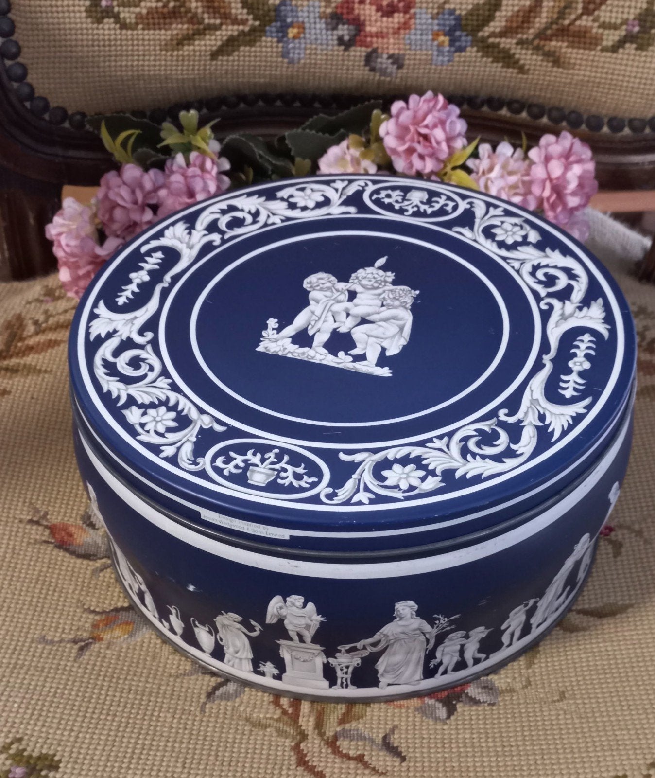 Mooie brocante koektrommel, "Wedgwood", blauw/wit, engeltjes, Verzamelen, Blikken, Ophalen of Verzenden, Gebruikt