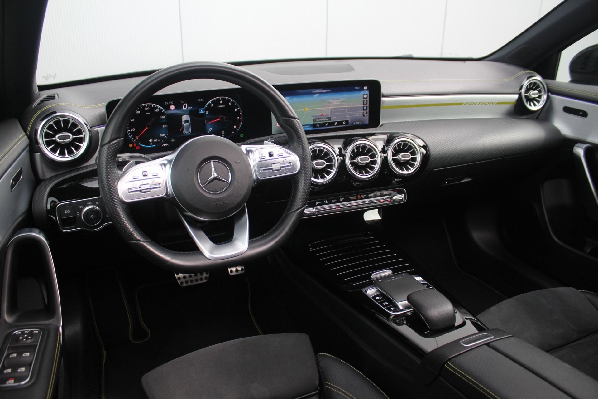Mercedes-Benz A-klasse 200 AMG / Night pakket Edition | Pano, Auto's, Dealer onderhouden, Gebruikt, 4 cilinders, Bedrijf