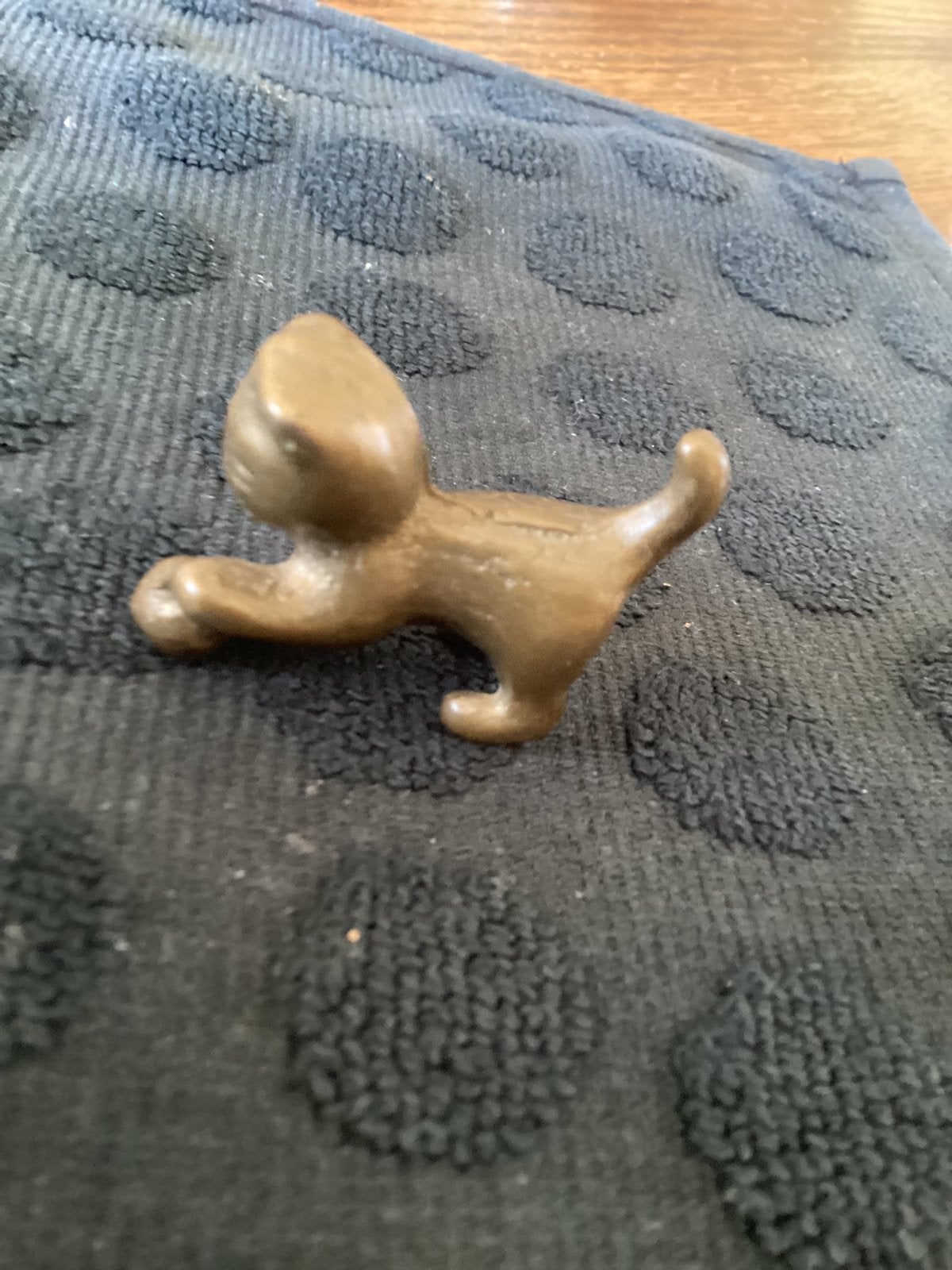 Bronzen poesje voor b.v. de letterbak. Ca. 2 cm., Ophalen of Verzenden, Nieuw, Dier