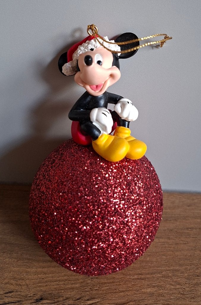 Mickey kerstornement zittend op kerstbal, Diversen, Kerst, Ophalen of Verzenden, Zo goed als nieuw