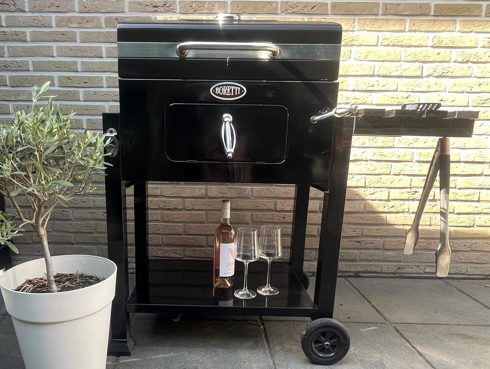 Heerlijke zomeravonden met deze BORETTI barbecue (zgan), Tuin en Terras, Houtskoolbarbecues, Ophalen, Zo goed als nieuw, Met accessoires
