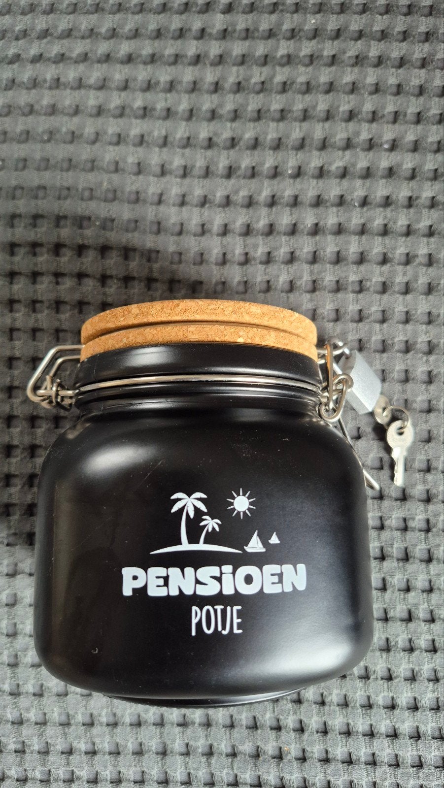 Pensioen Potje - Spaarpot met kurken deksel en slotje, Ophalen of Verzenden, Nieuw, Overige materialen, Overige thema's