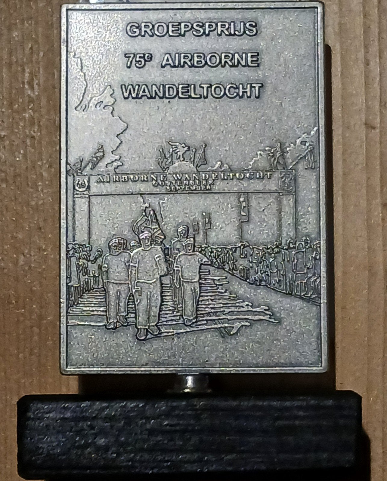 Groepsprijs 75e Airborne Wandeltocht Medaille, Ophalen of Verzenden, Overige soorten, Nederland, Embleem of Badge