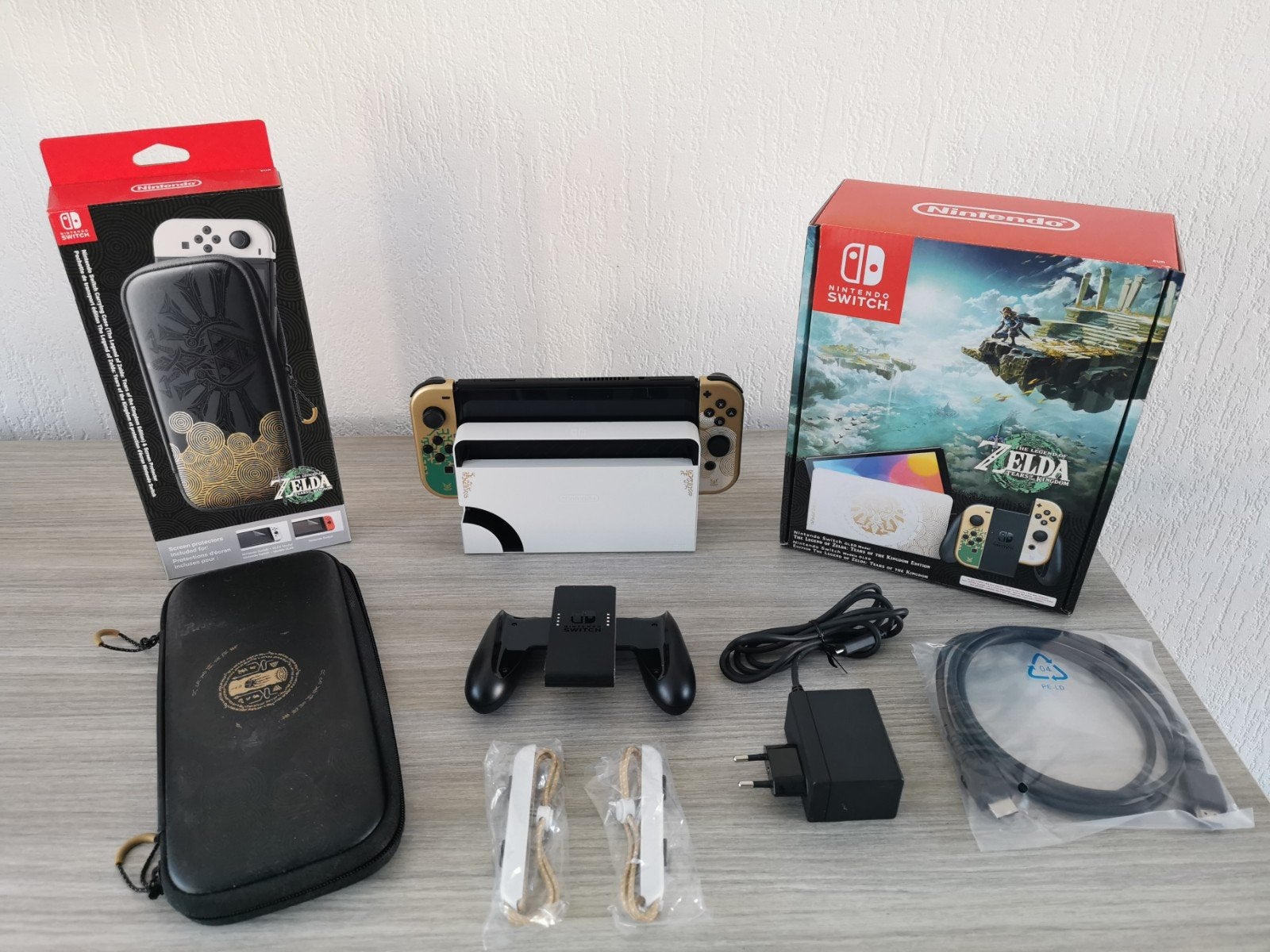 Nintendo switch oled zelda editie

Te koop Nintendo switch o, Ophalen of Verzenden, Zo goed als nieuw, Met 1 controller, Switch OLED