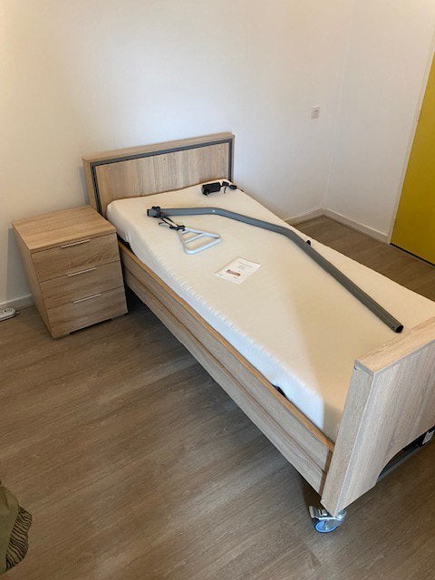 Ecofit zorgbed hoog/laag bed. Senioren bed met nachtkastje, Ophalen, Zo goed als nieuw, Eenpersoons
