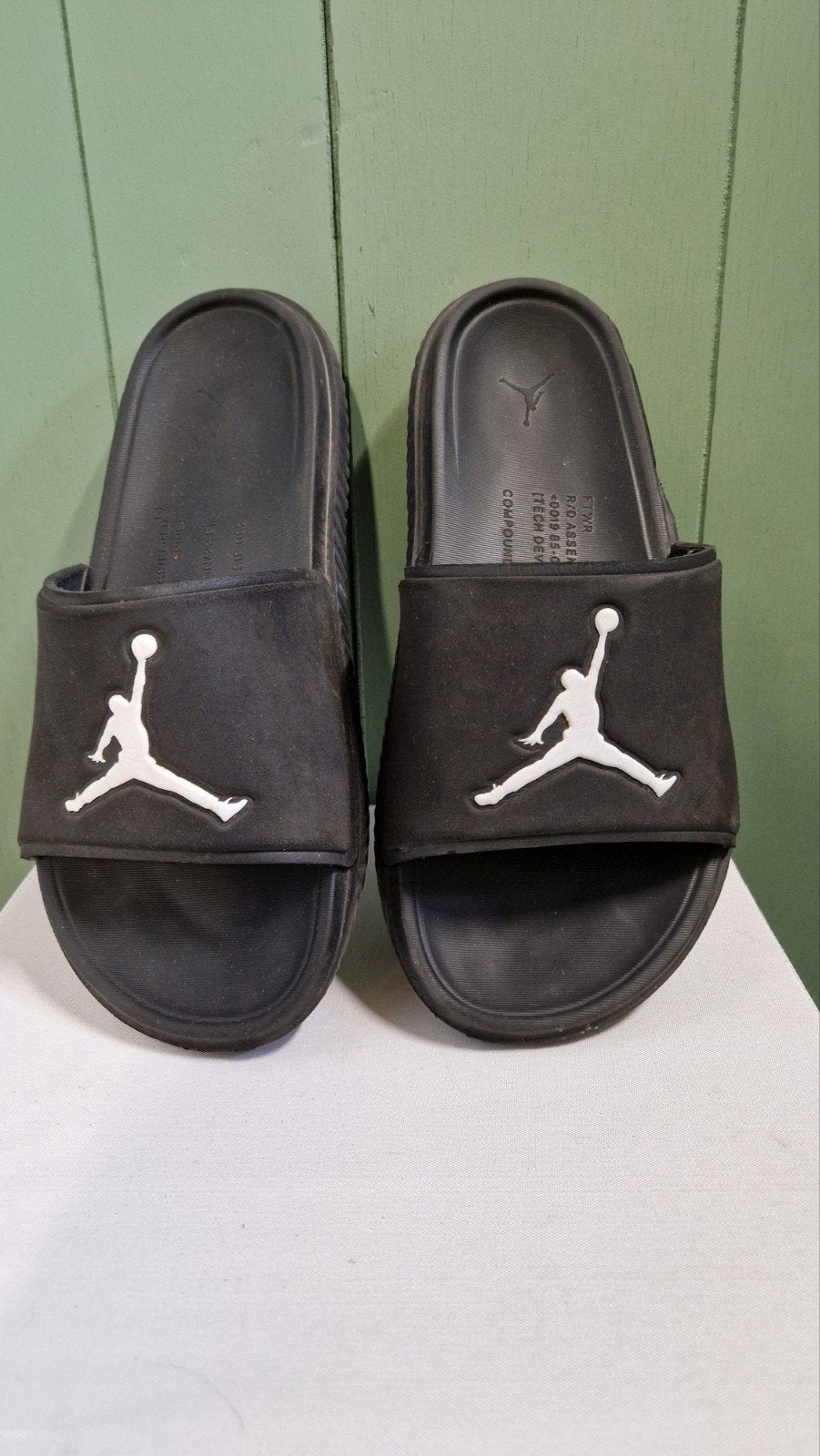Jordan Slippers - Zwart - Maat 42/43, Ophalen of Verzenden, Gedragen, Zwart, Jordan