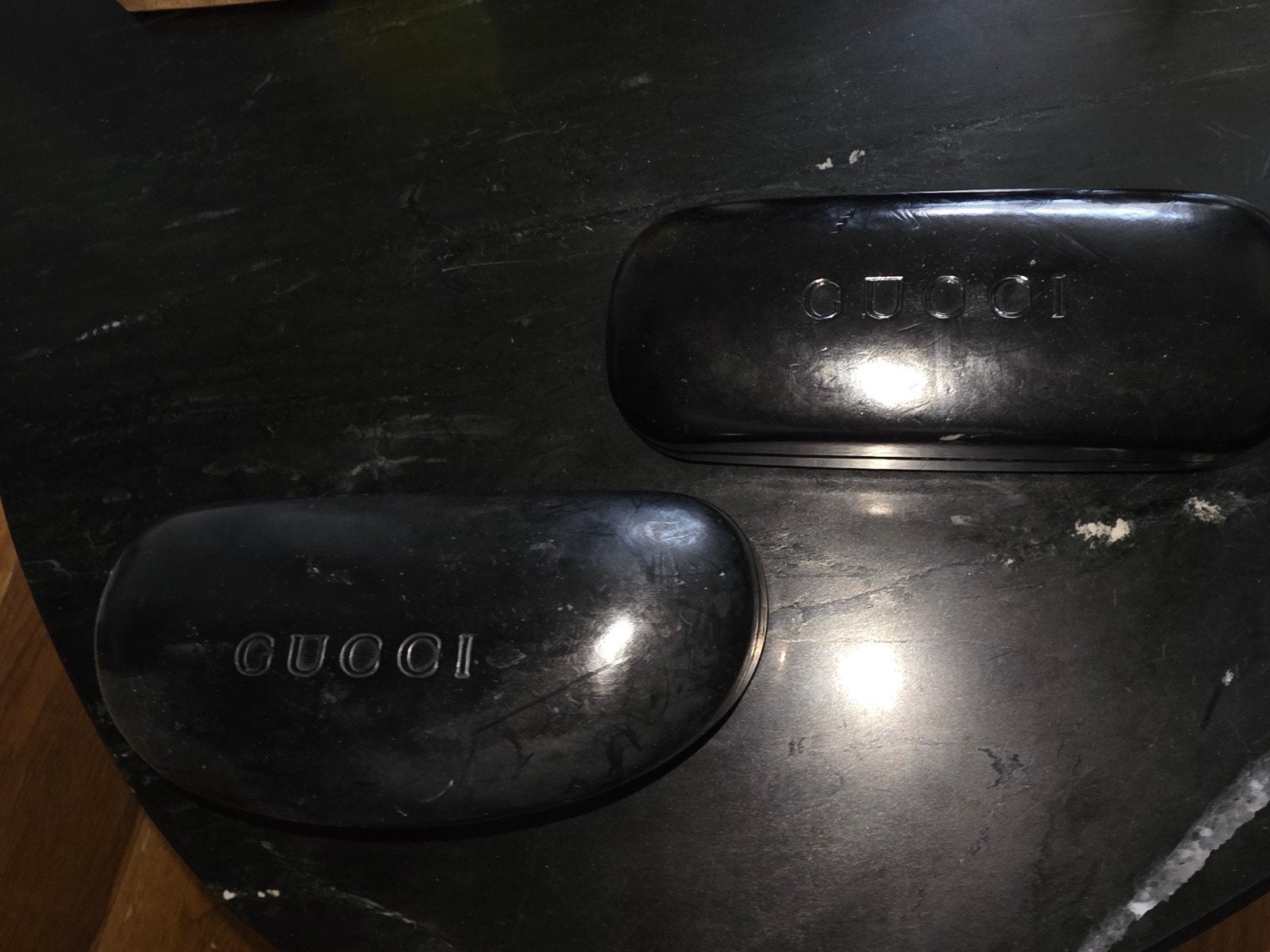 Gucci Zonnebrillen (2 stuks) met originele etuis, Gebruikt, Zonnebril, Zwart, Ophalen