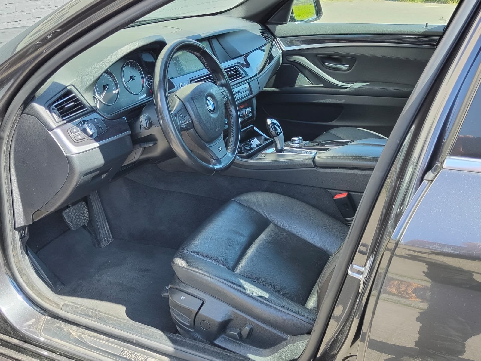 BMW 5 Serie Touring 523i Aut. High Executive Trekhaak Leer N, Euro 5, Achterwielaandrijving, Zwart, 2000 kg
