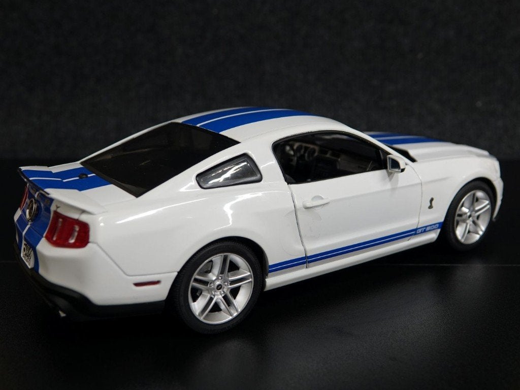 Greenlight 1:18 2011 Shelby GT500 wit-blauw, Hobby en Vrije tijd, Modelauto's | 1:18, Overige merken, Auto, Onbekend, Nieuw