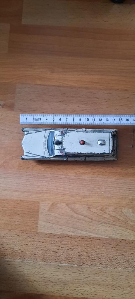 Dinky Toys Superior Rescuer Cadillac Chassis Ambulance, Hobby en Vrije tijd, Modelbouw | Auto's en Voertuigen, Overige merken