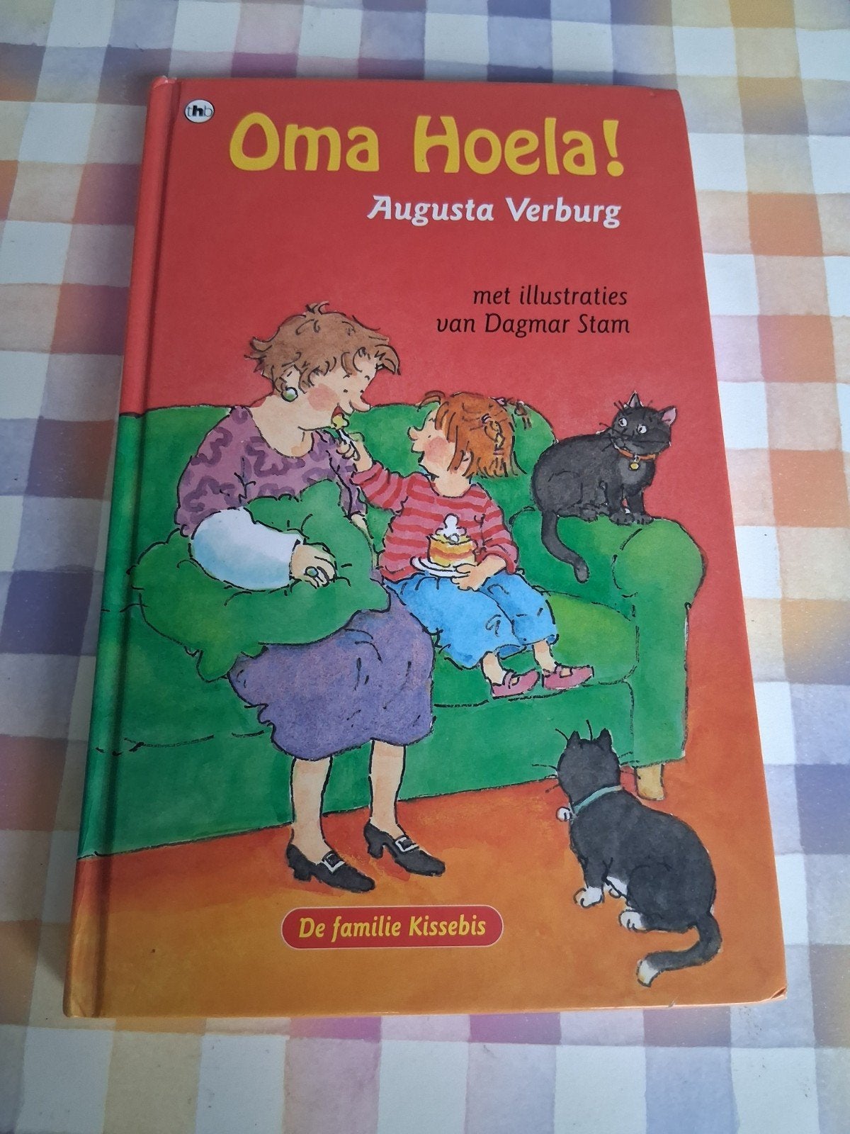 boek augusta verburg - oma hoela! -  de familie kissebis, Boeken, Ophalen of Verzenden, Gelezen, Non-fictie