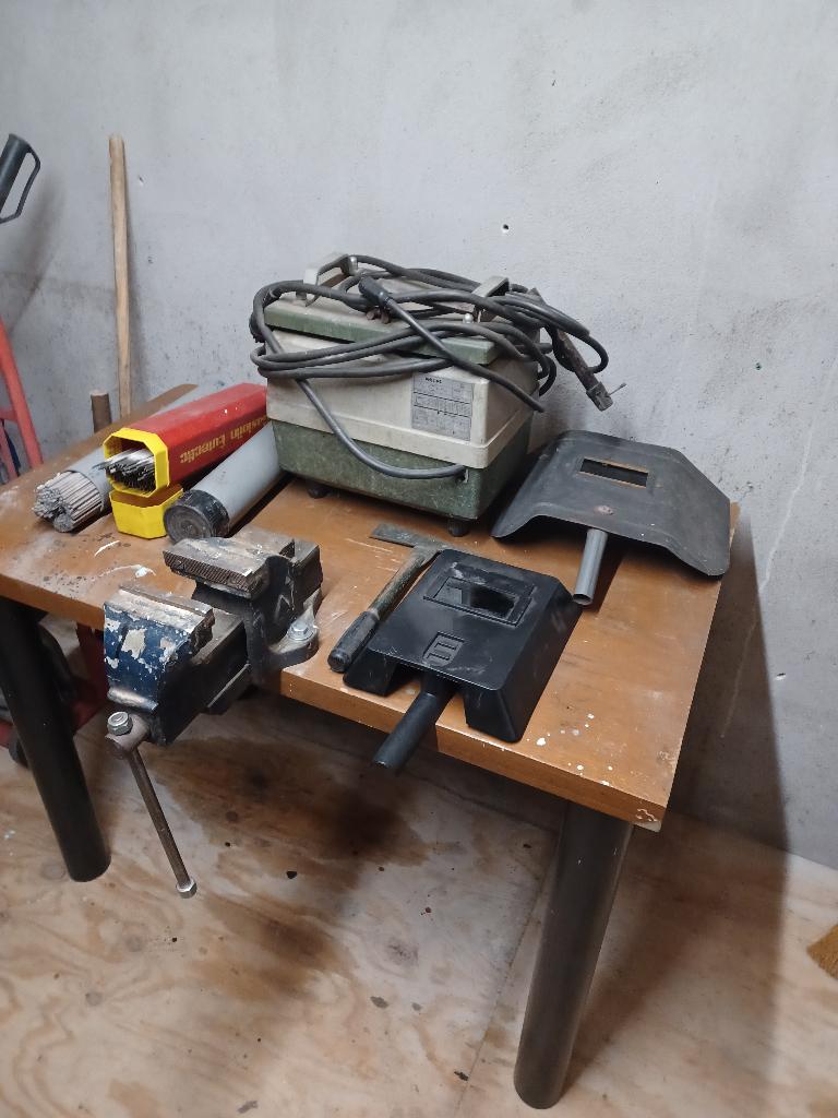 Werkbank, Lasapparaat + toebehoor, Ophalen, Gebruikt, 70 tot 120 cm, Bankschroef