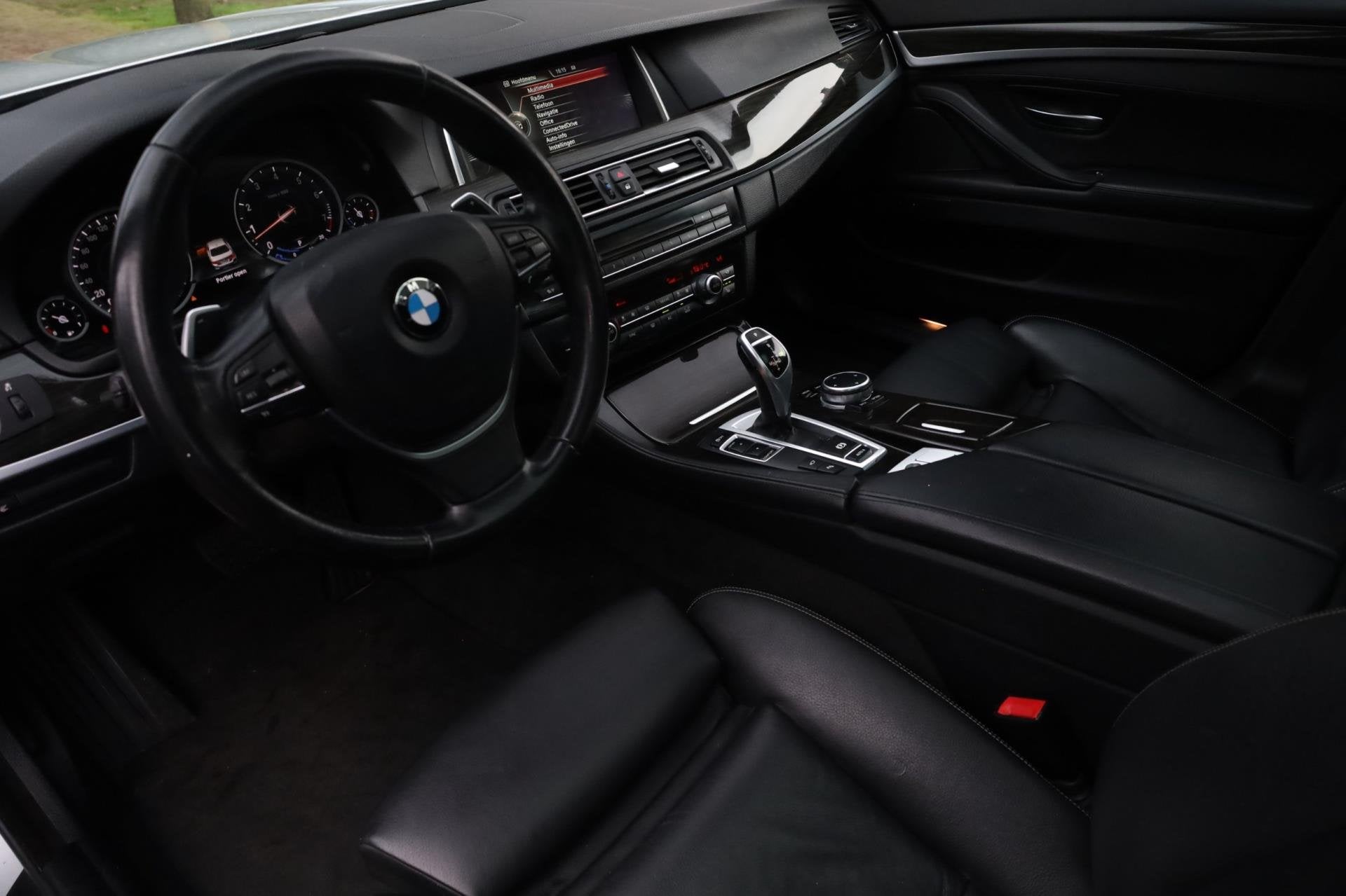 BMW 5-serie 535i Luxury Edition Aut. | Dodehoekbewaking | HU, Dealer onderhouden, Achterwielaandrijving, Gebruikt, 2000 kg