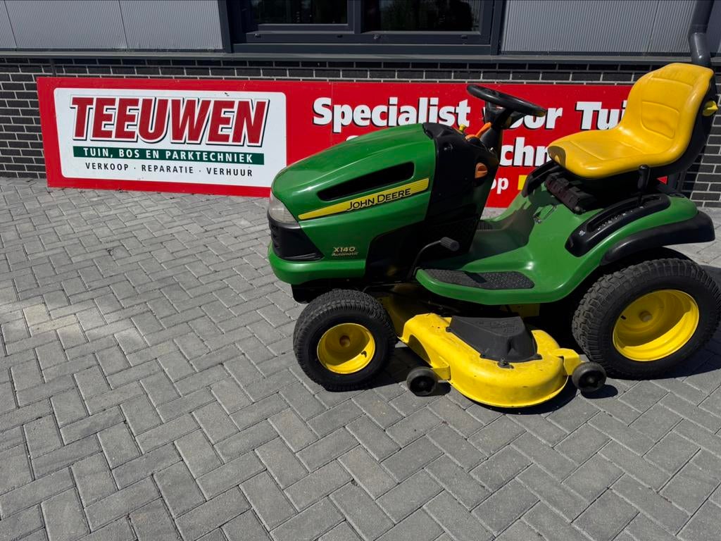 John Deere X 140 zitmaaier, Tuin en Terras, Zitmaaiers, John Deere, Gebruikt, Elektrische starter, Teeuwen Tuinmachines