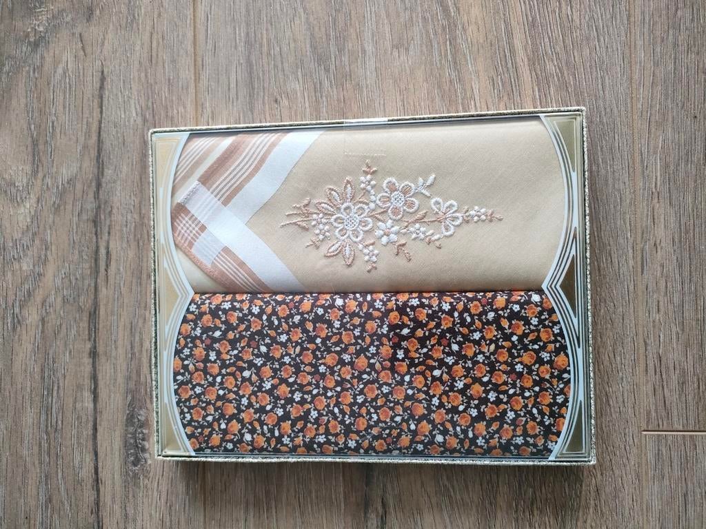 Vintage jaren '70 zakdoeken beige & bruin print in doosje., Ophalen of Verzenden, Persoonlijke verzorging