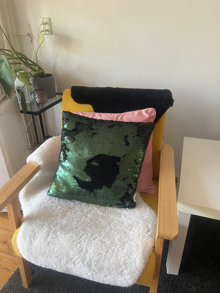 2 Stoelen met gratis tafel, kussens en vloerkleden, Huis en Inrichting, Fauteuils, Ophalen, Zo goed als nieuw
