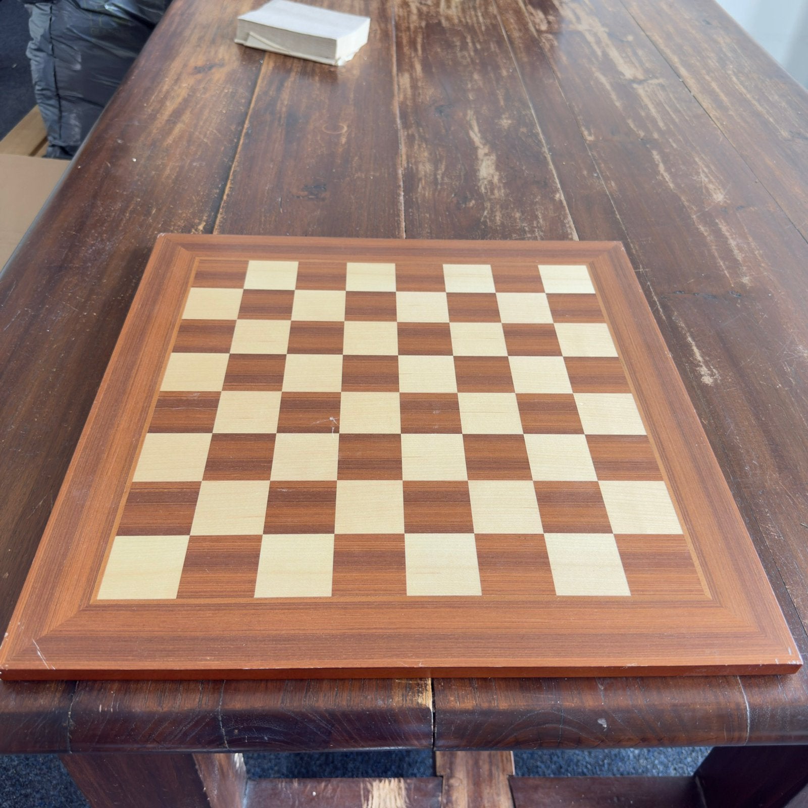 Schaakbord met pionen, Bijen
