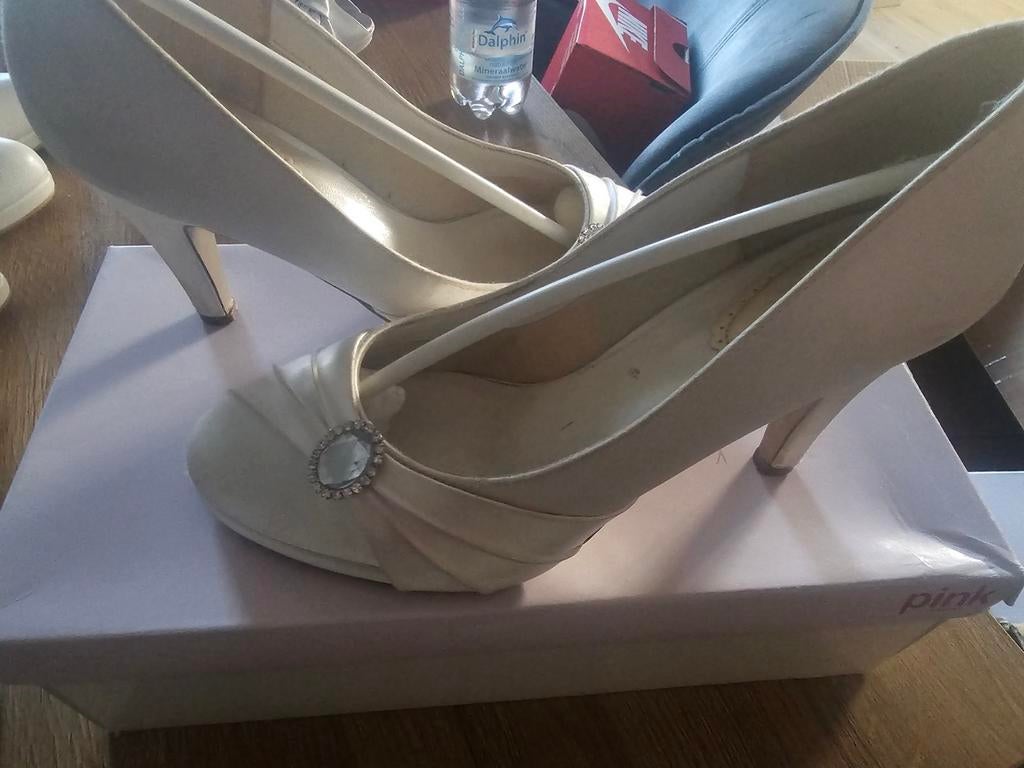 Elegante crèmekleurige pumps met strass detail, Ophalen of Verzenden, Gedragen, Beige, Pumps
