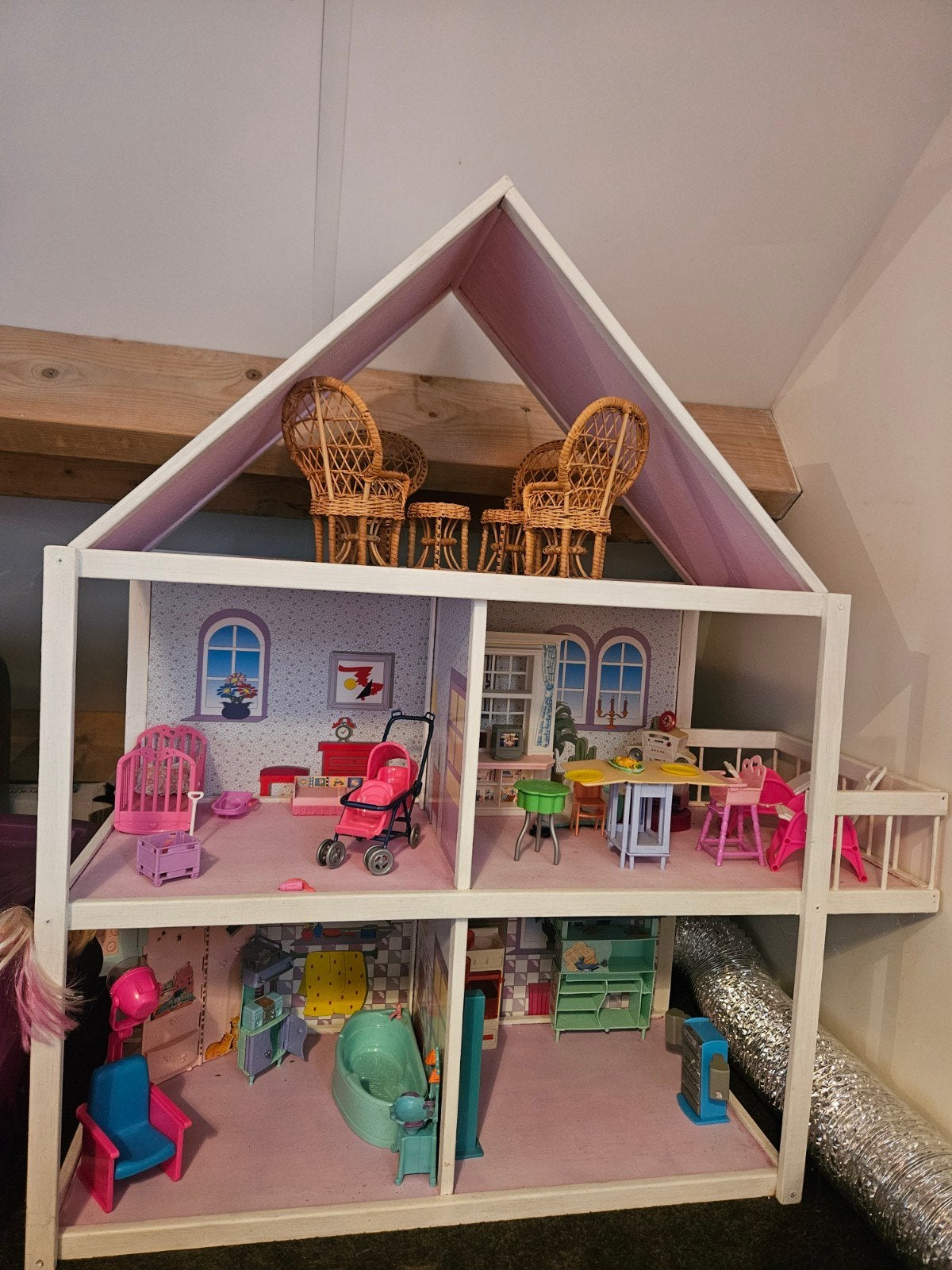 Barbiehuis met spulletjes, Kinderen en Baby's, Speelgoed | Poppenhuizen, Ophalen of Verzenden, Zo goed als nieuw, Toebehoren