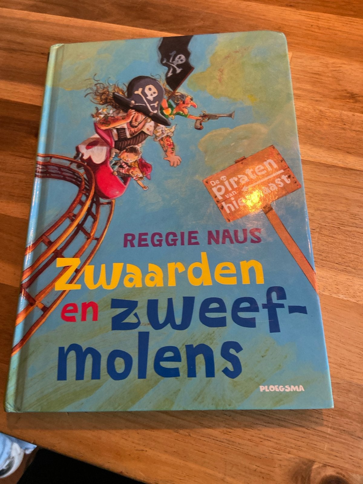 Reggie Naus - Zwaarden en zweefmolens, Ophalen of Verzenden, Zo goed als nieuw, Reggie Naus, Fictie algemeen