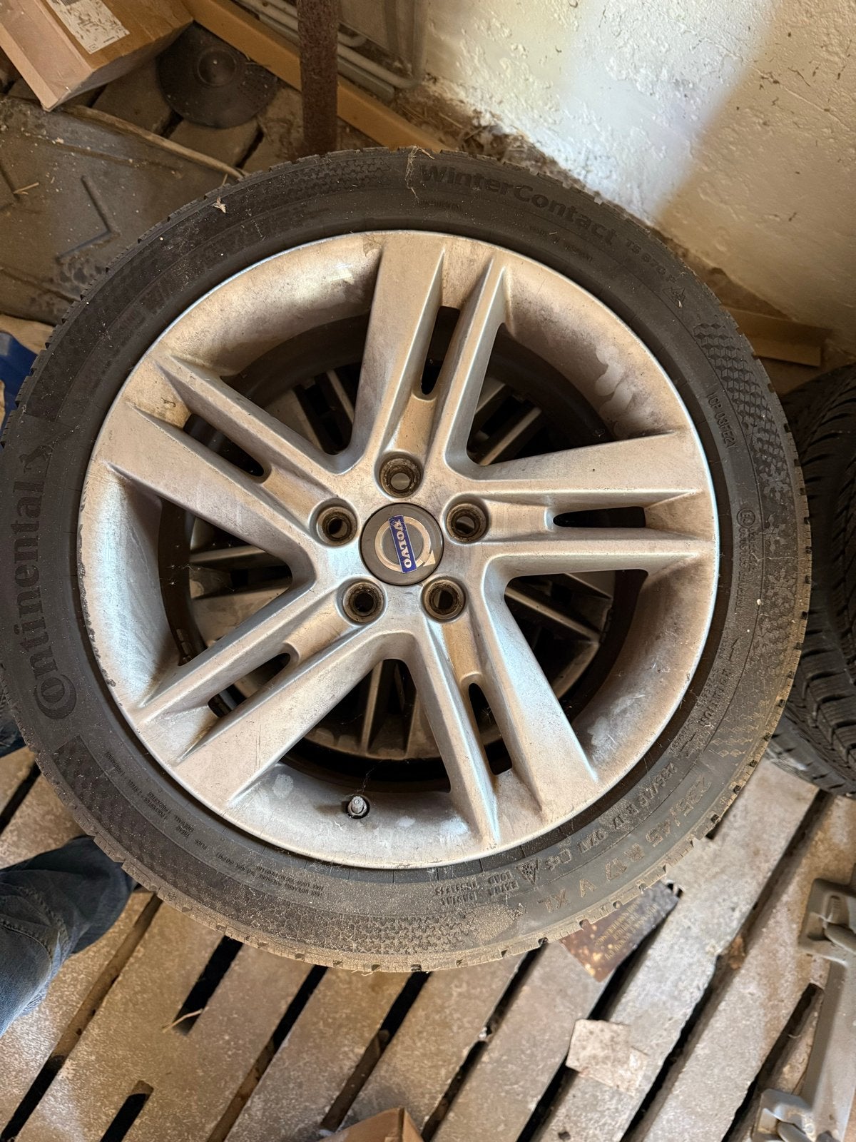 Winterbanden met velg 235/45 R17, Ophalen, Gebruikt, Volvo