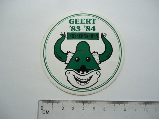 sticker oud Carnaval Osseknarren 1983 geert mokum osdorp, Verzamelen, Verzenden, Zo goed als nieuw, Bedrijf of Vereniging