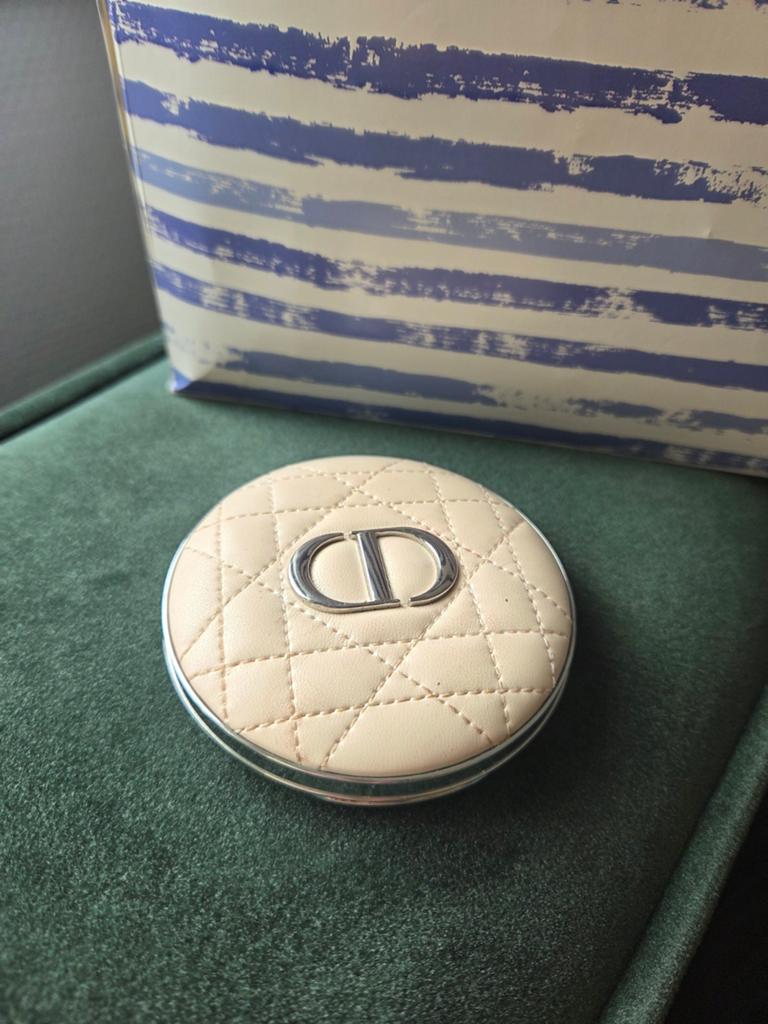 Dior poeder, Sieraden, Tassen en Uiterlijk, Uiterlijk | Cosmetica en Make-up, Ophalen of Verzenden, Gebruikt, Beige, Gehele gezicht