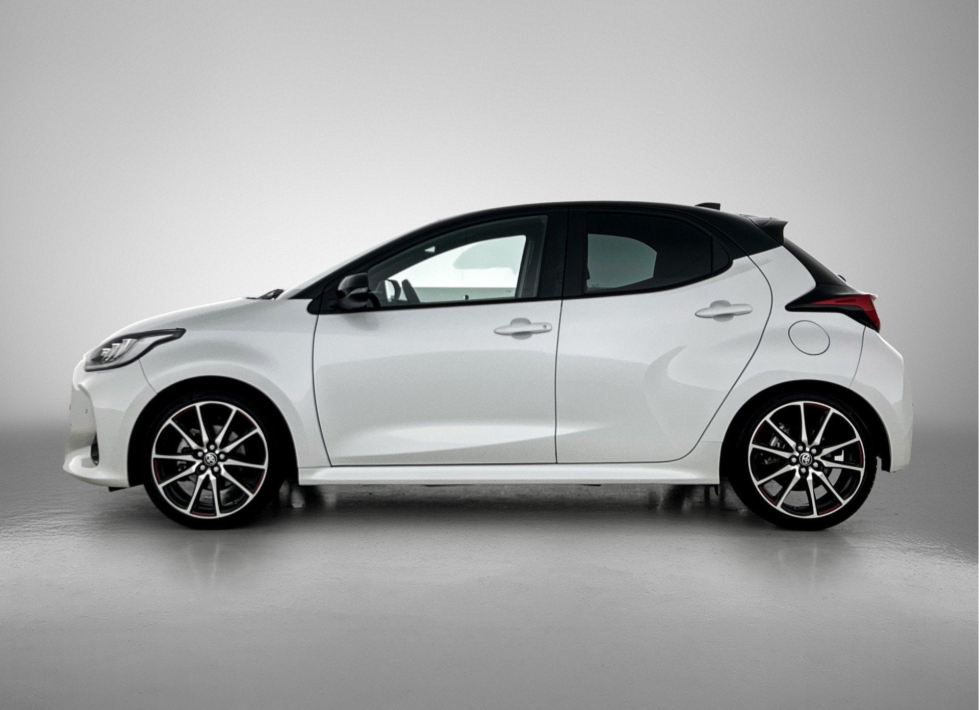 Toyota Yaris 1.5 Hybrid GR Sport | Stoelverwarming | Draadlo, Auto's, 12 maanden, 450 kg, Gebruikt, 1490 cc