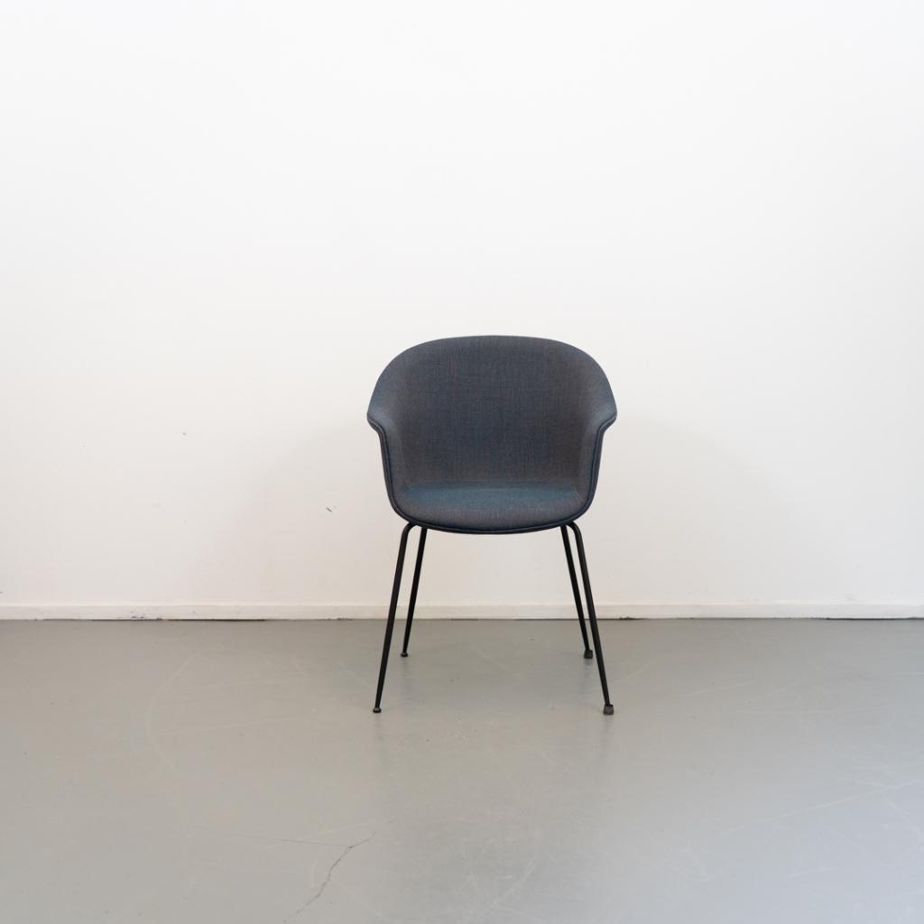 1 Gubi Bat stoel Zwart gestoffeerd Blauw Nieuw, Huis en Inrichting, Stoelen, Niet ingevuld, Stof, Niet ingevuld, Nieuw