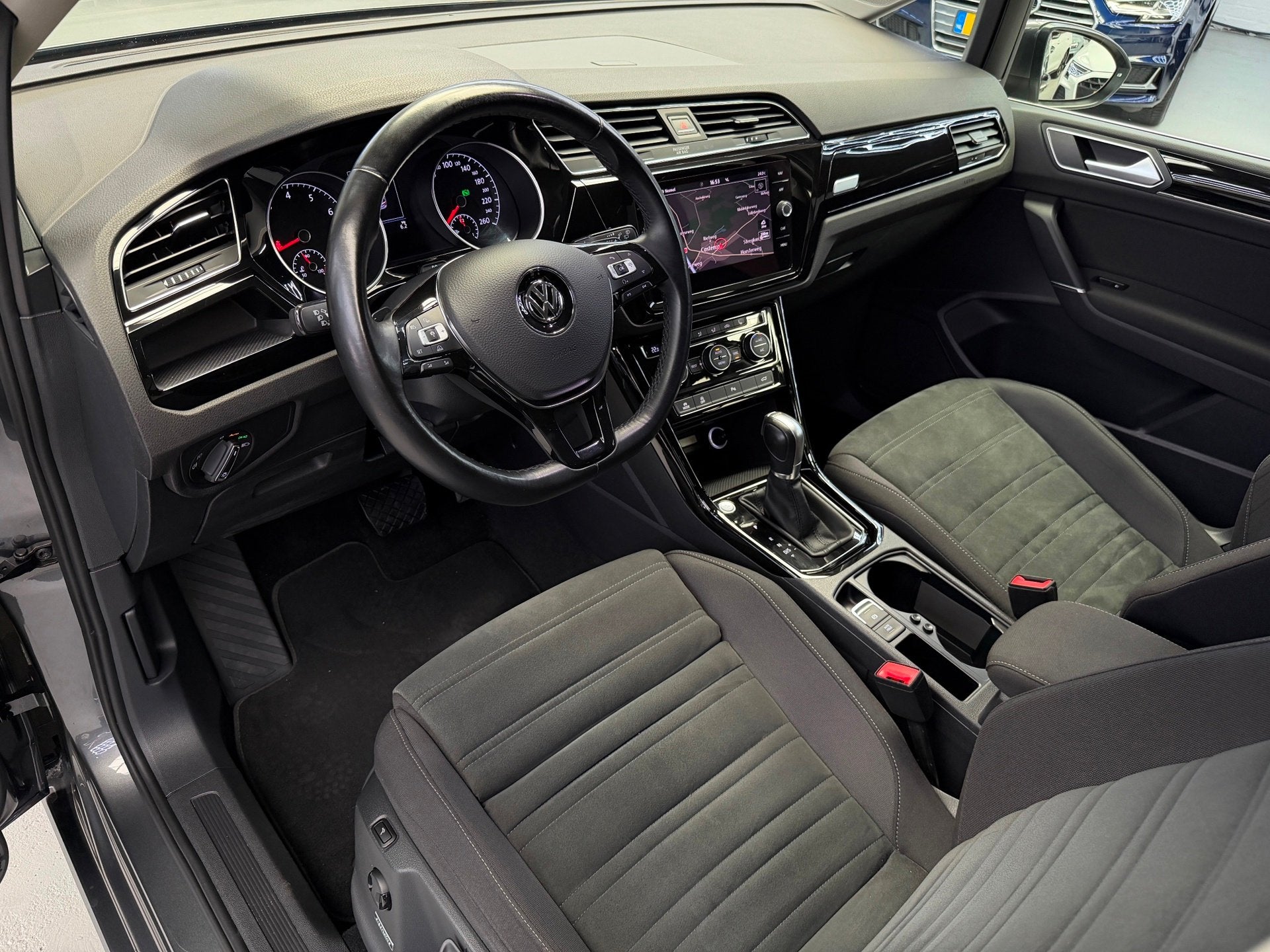 Volkswagen Touran 1.4 TSI Highline 7p CarPlay, Auto's, 730 kg, Gebruikt, Zwart, 4 cilinders