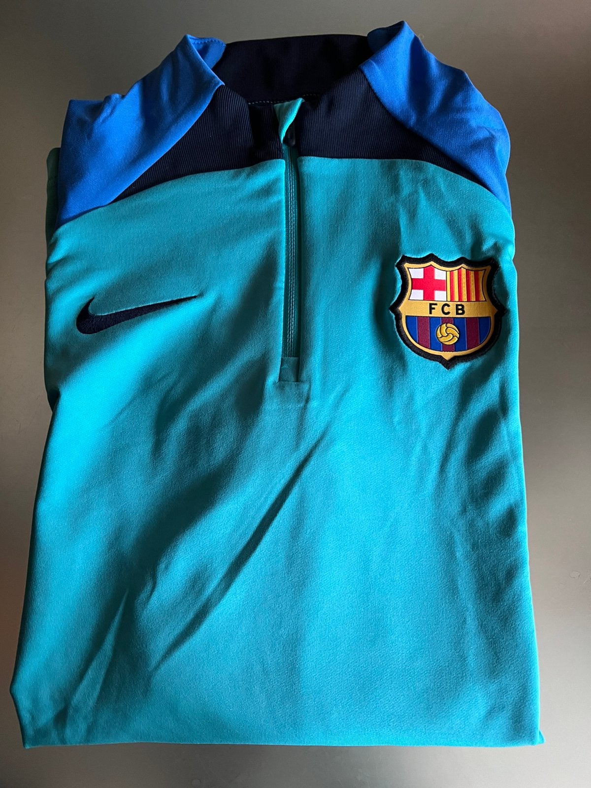 Nieuw trainingspak van de voetbalclub FC Barcelona maar 158, Kleding | Heren, Ophalen, Overige maten, Zo goed als nieuw, Voetbal