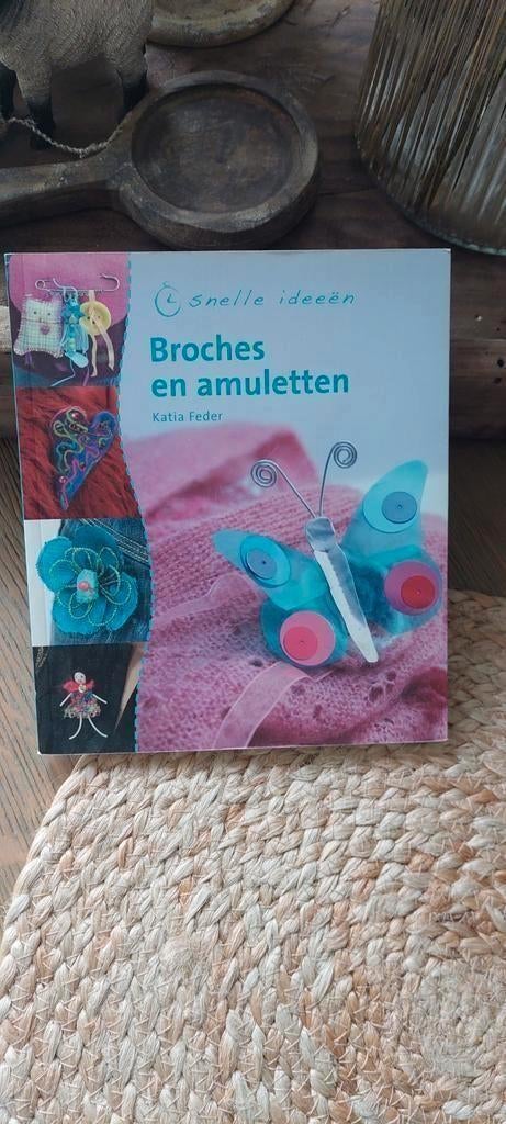 HOBBY BOEK BROCHES EN AMULETTEN MAKEN KATIA FEDER (vlinder, Ophalen of Verzenden, Gebruikt, Overige typen