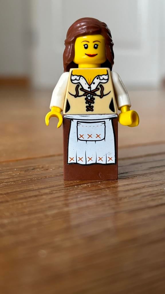 Lego 10193 medieval market village dienstmeid maid cas404, Ophalen of Verzenden, Zo goed als nieuw