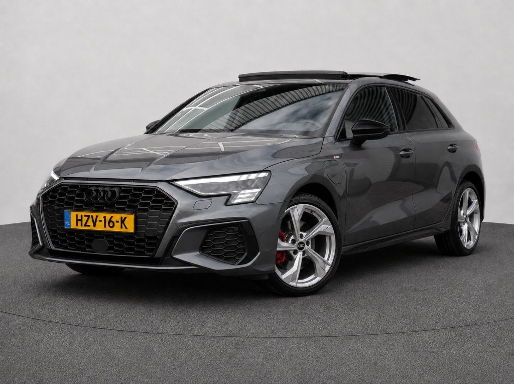 Audi A3 45 TFSI e S line | HUD | Pano | Matrix | Dinamica, 4 cilinders, 245 pk, Parkeerassistent, Zilver of Grijs