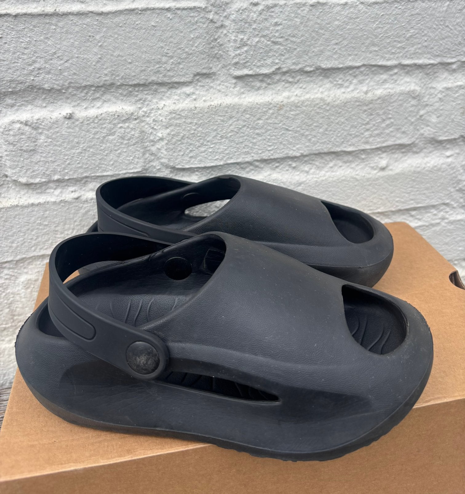 Zwarte sandalen slippers maat 30-31 | kindersandalen, Kinderen en Baby's, Kinderkleding | Schoenen en Sokken, Ophalen of Verzenden