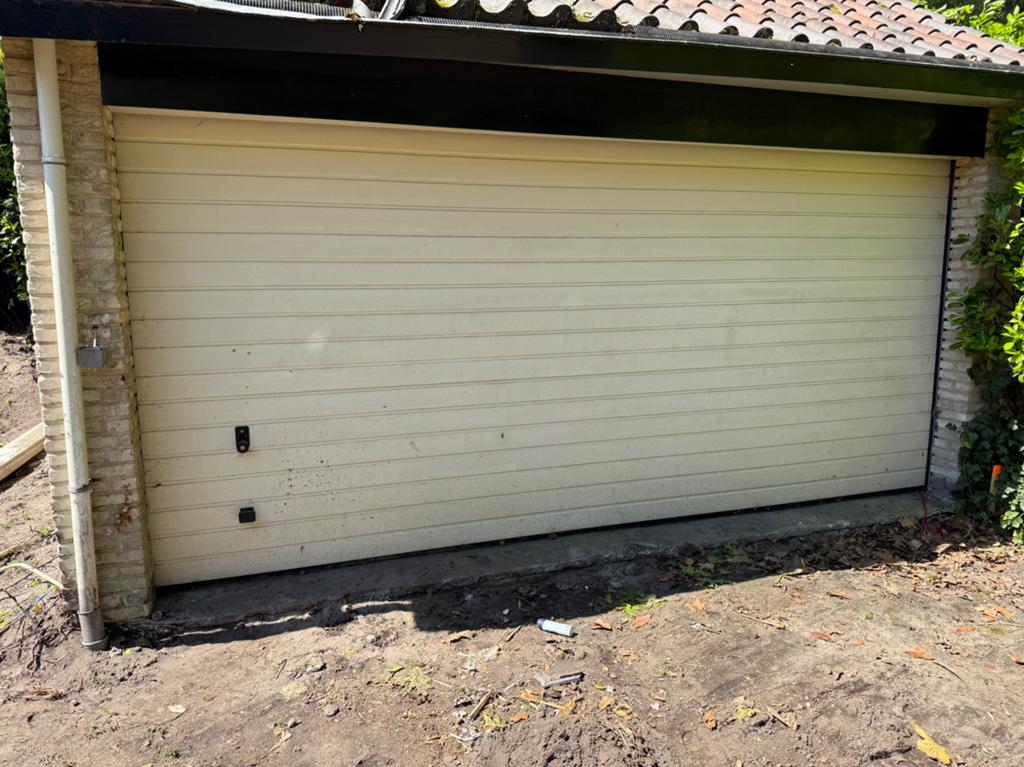 Electrische garagedeur - Hörmann - 490 cm breed, Ophalen, Kunststof, Gebruikt, Garagedeur