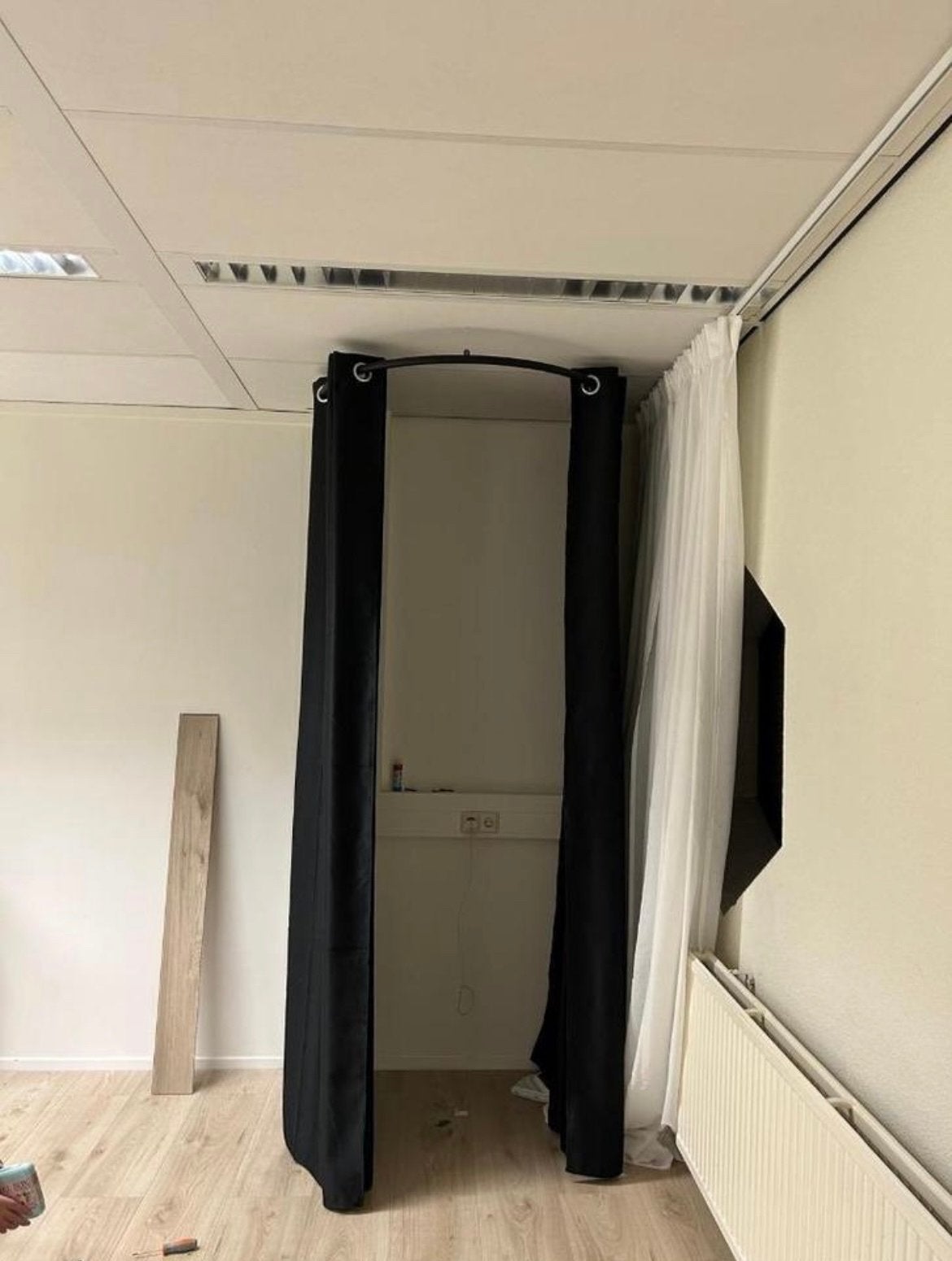 Paskamer met gordijnen, Ophalen, Metaal