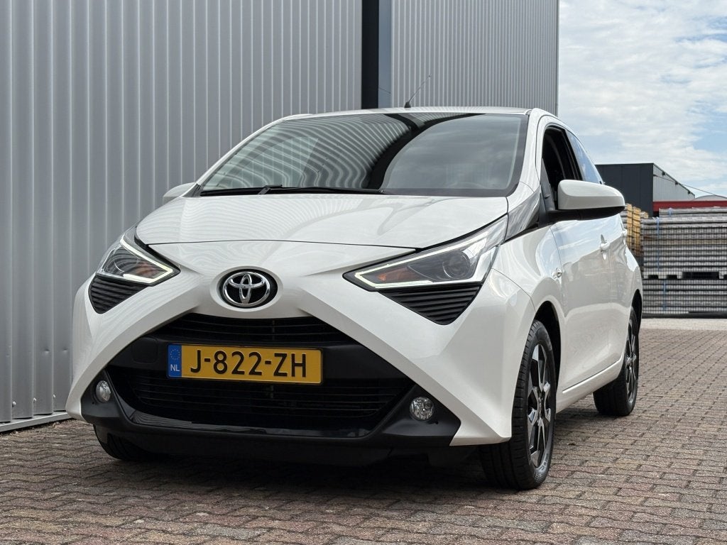 Toyota Aygo 1.0 VVT-i x-joy | Climate Control | Camera, Auto's, Voorwielaandrijving, Gebruikt, 4 stoelen, Wit