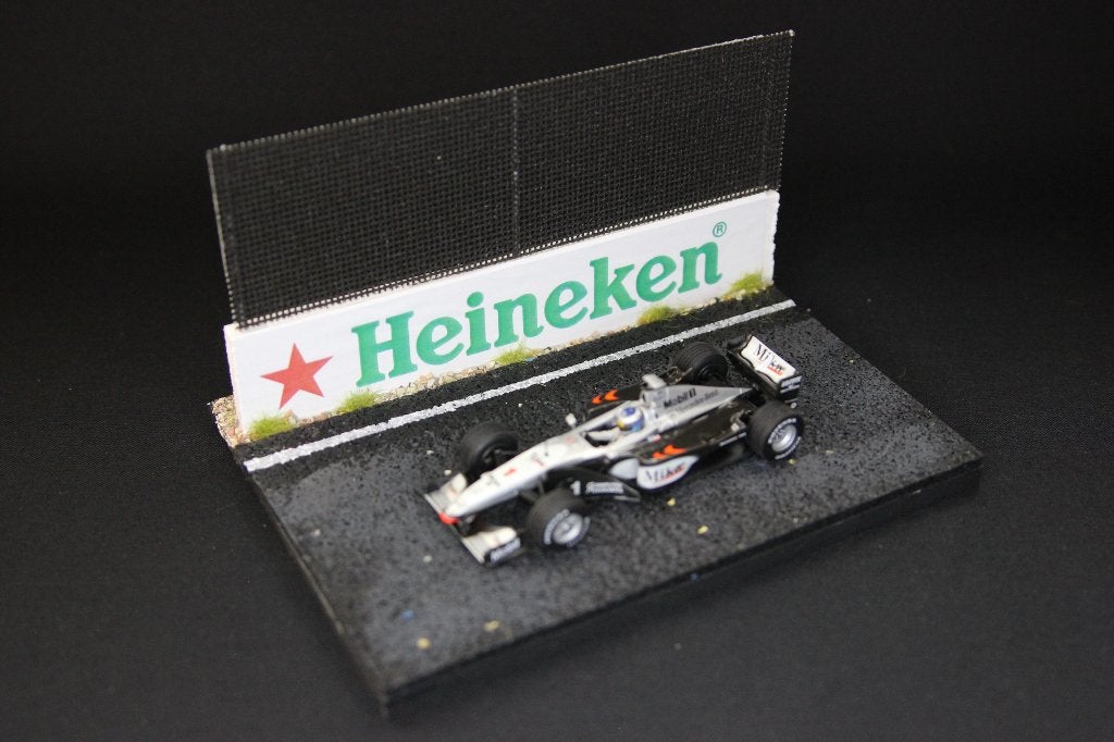 Diorama circuit met muur en hek 1:43 Heineken, Hobby en Vrije tijd, Modelbouw | Figuren en Diorama's, Info@bennie-gs.nl, Bennie G's