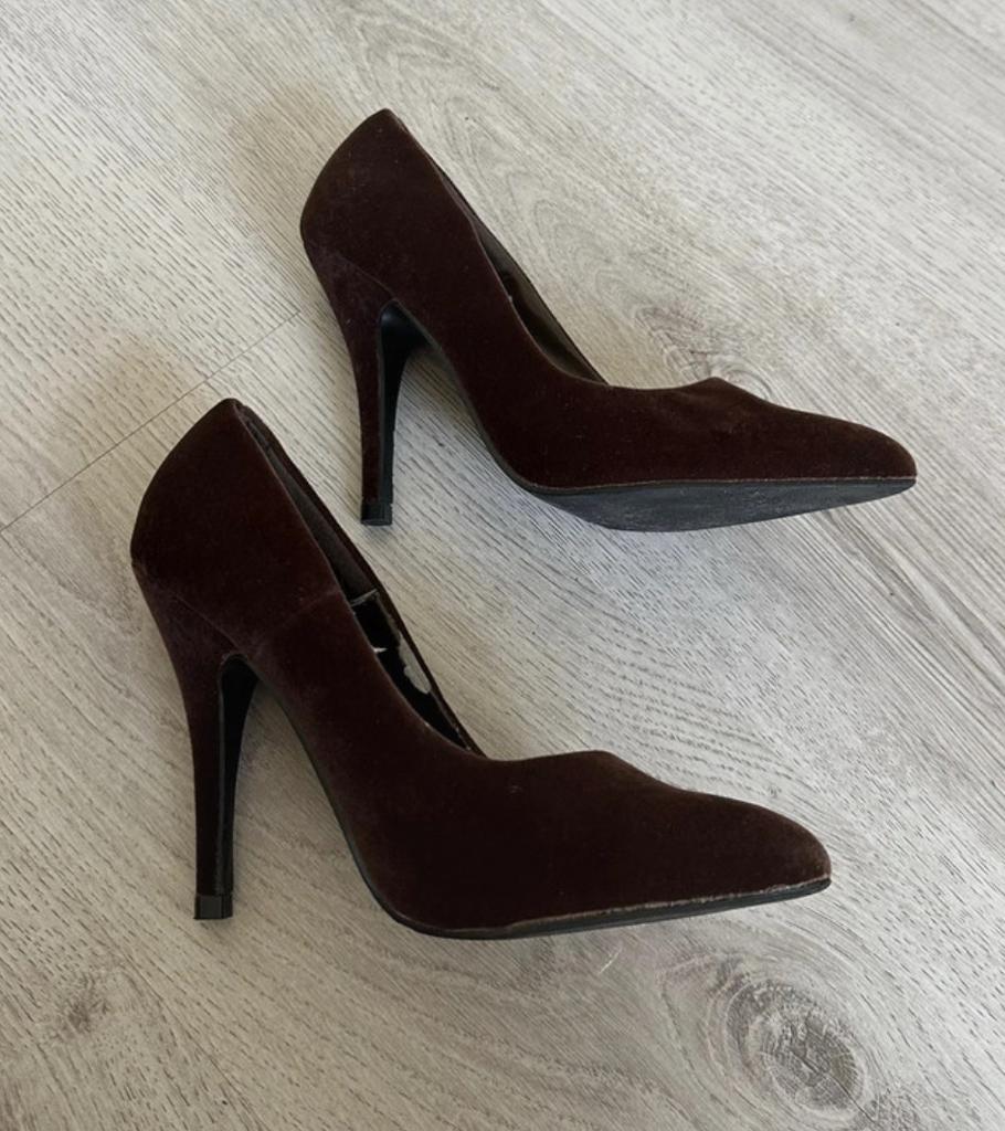 Boutiekje donkerbruine suede velvet pumps hakken maat 38, Kleding | Dames, Bruin, Ophalen of Verzenden, Schoenen met hoge hakken