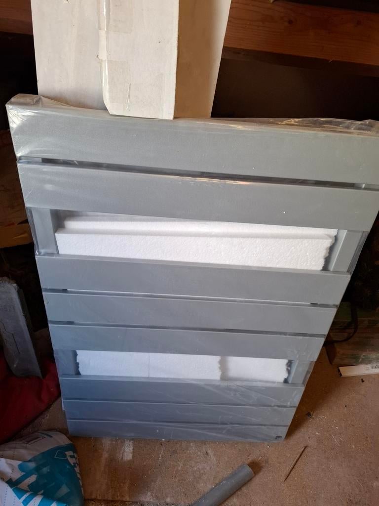 Nieuwe Plieger Genua radiator - Pearl Grey 800x550mm, Ophalen, Radiator, Nieuw, Minder dan 60 cm
