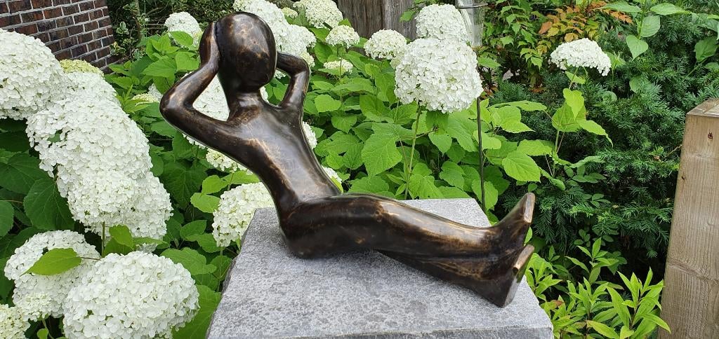 MAN RELAXEND / bronzen tuinbeeld, Tuin en Terras, Tuinbeelden, Nieuw, Info@huisentuindecoratiemarie.nl, Mensenbeeld, Huis en tuin decoratie marie
