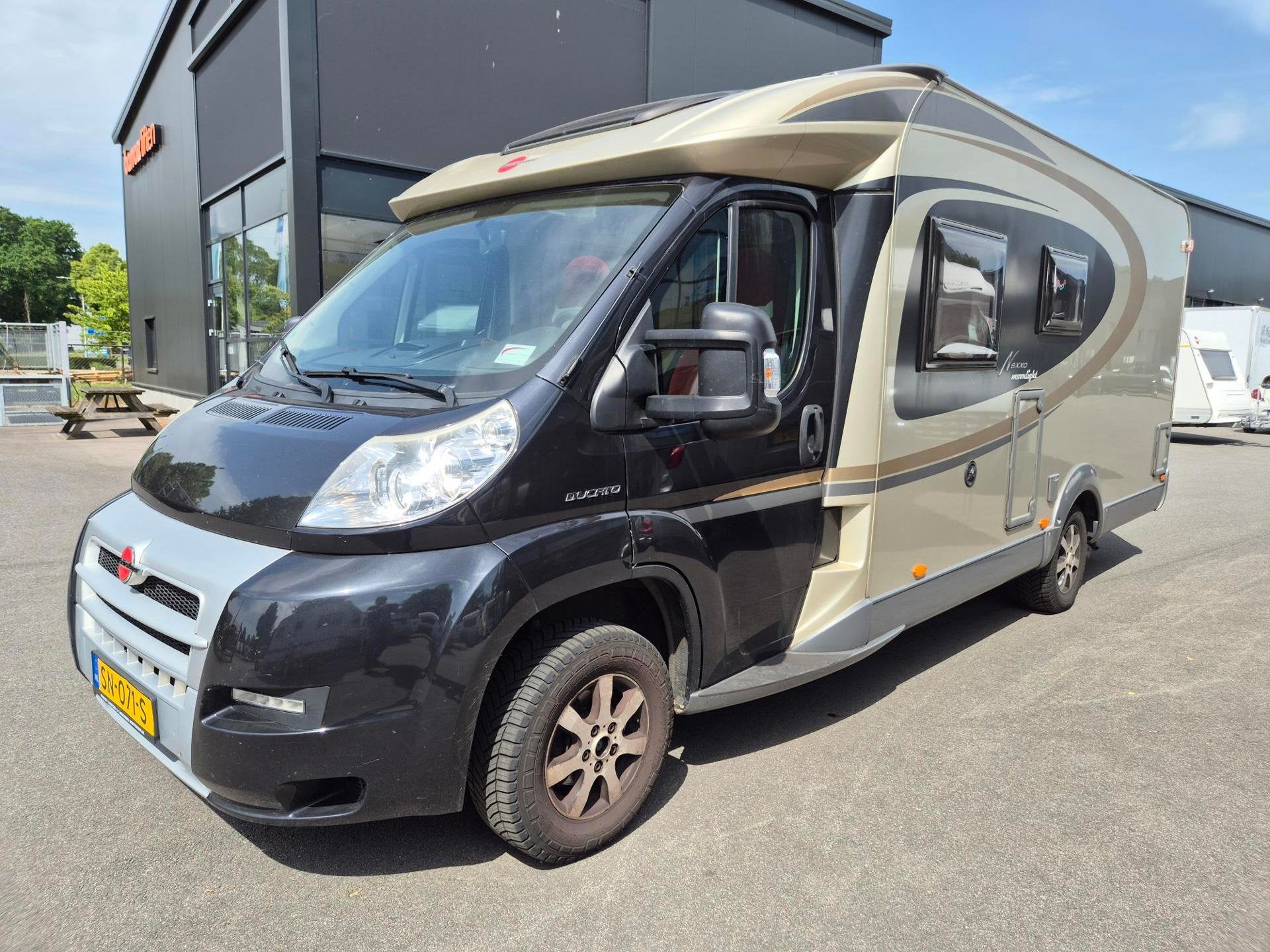 Buerstner Fiat NEXXO 660 Frans bed, Airco + luifel 2e eig., Caravans en Kamperen, Campers, Bedrijf, Half-integraal, Fiat, Omvormer