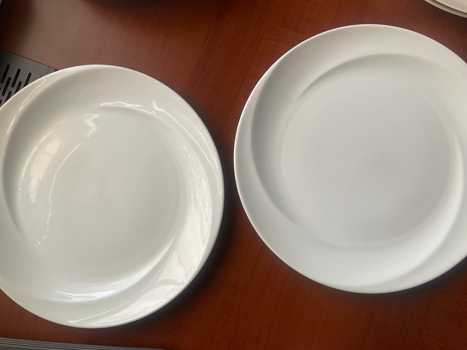 2 dinerborden WEDGWOOD solar, Gebruikt, Ophalen of Verzenden, Bord(en), Effen